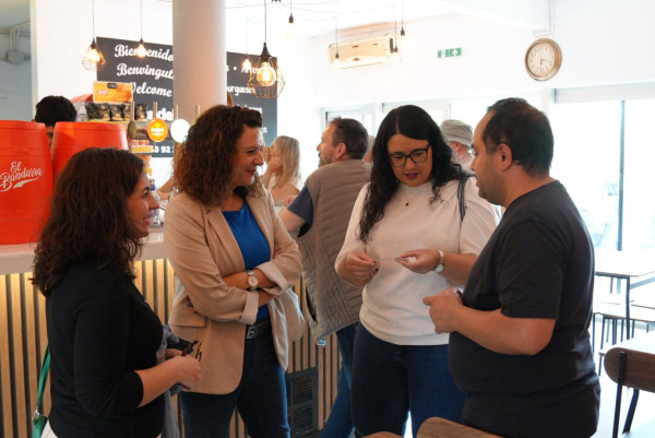 Gran acollida a la inauguració del Candela Gastrobar, aquest divendres 1 de maig, a la Piscina Municipal d’Estiu d’Abrera