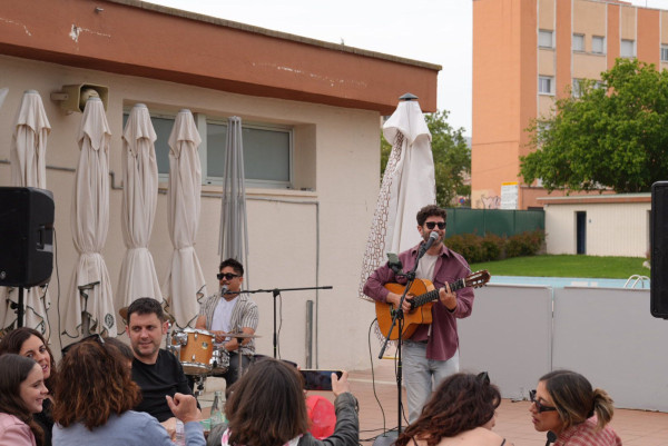 Gran acollida a la inauguració del Candela Gastrobar, aquest divendres 1 de maig, a la Piscina Municipal d’Estiu d’Abrera