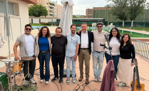 Gran acollida a la inauguració del Candela Gastrobar, aquest divendres 1 de maig, a la Piscina Municipal d’Estiu d’Abrera