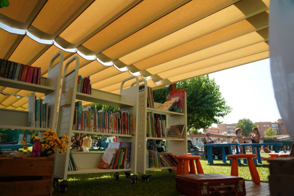 Durant tot el mes de juliol, gaudirem de les activitats de la Bibliopiscina de la Biblioteca Josep Roca i Bros a la nova zona d'ombra de la Piscina Municipal d'Estiu d'Abrera
