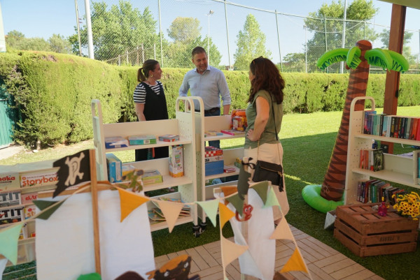 Durant tot el mes de juliol, gaudirem de les activitats de la Bibliopiscina de la Biblioteca Josep Roca i Bros a la nova zona d'ombra de la Piscina Municipal d'Estiu d'Abrera