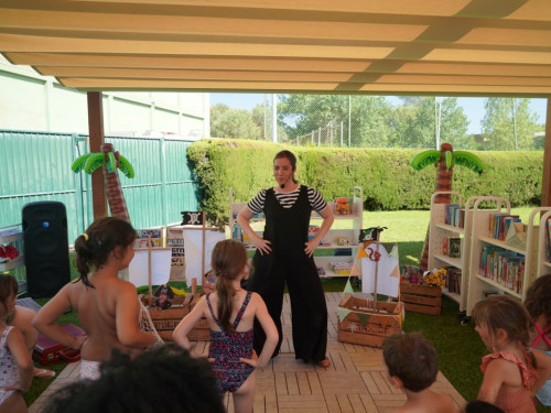 Durant tot el mes de juliol, gaudirem de les activitats de la Bibliopiscina de la Biblioteca Josep Roca i Bros a la nova zona d'ombra de la Piscina Municipal d'Estiu d'Abrera