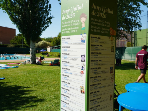 Durant tot el mes de juliol, gaudirem de les activitats de la Bibliopiscina de la Biblioteca Josep Roca i Bros a la nova zona d'ombra de la Piscina Municipal d'Estiu d'Abrera