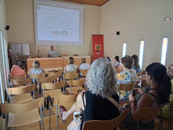 Una vintena de persones participen en la darrera xerrada de salut 'Què cal saber sobre l'insomni' a la Casa de Cultura