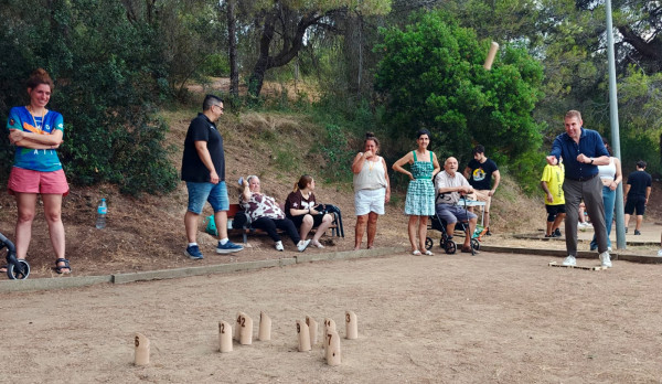 El II Torneig de Mölkky del Suro reuneix 18 equips i 43 participants en una jornada esportiva i de convivència