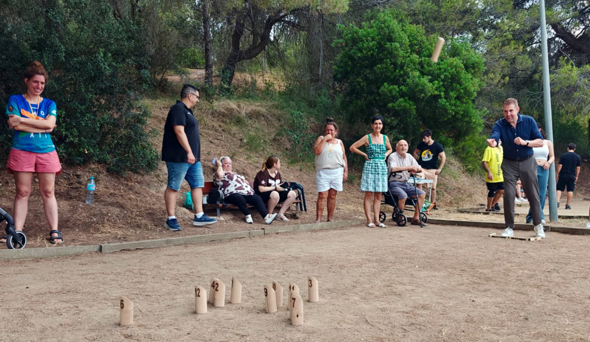 El II Torneig de Mölkky del Suro reuneix 18 equips i 43 participants en una jornada esportiva i de convivència