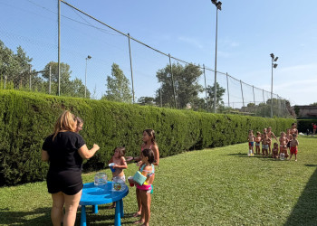 Celebrem la cloenda de la Bibliopiscina amb l'activitat 'Juguem al Twister' i jocs d'aigua