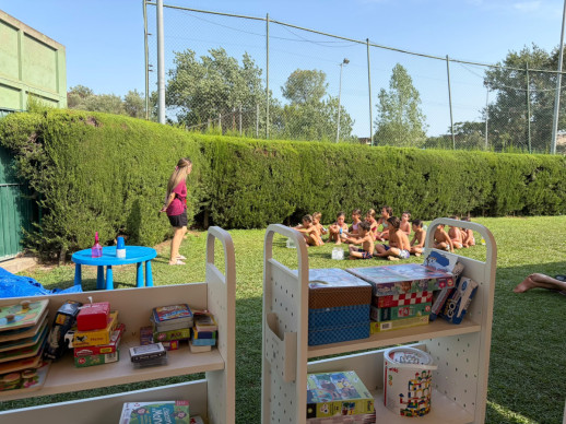 Celebrem la cloenda de la Bibliopiscina amb l'activitat 'Juguem al Twister' i jocs d'aigua