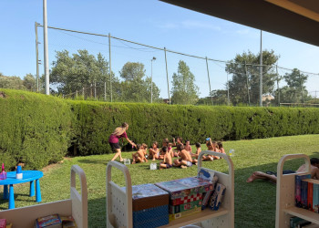 Celebrem la cloenda de la Bibliopiscina amb l'activitat 'Juguem al Twister' i jocs d'aigua