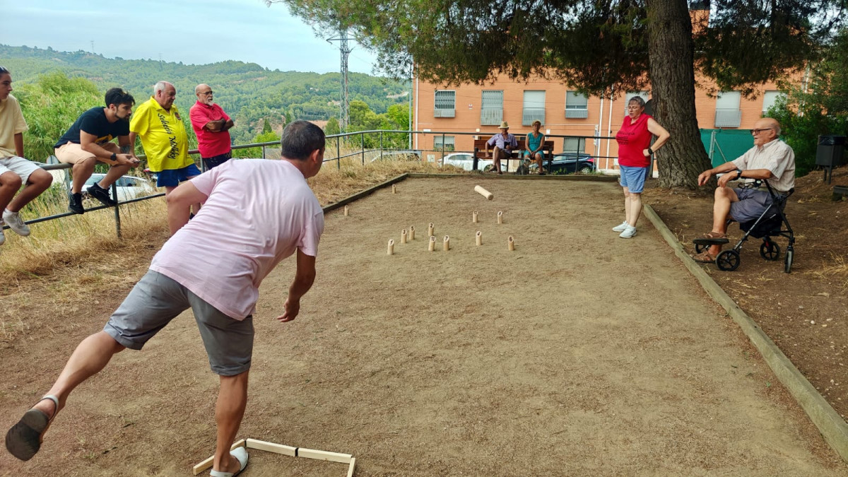 El II Torneig de Mölkky del Suro reuneix 18 equips i 43 participants en una jornada esportiva i de convivència