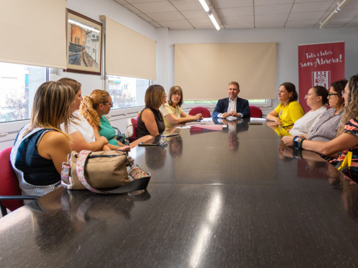 Signem un curs més els convenis per a la subvenció dels llibres de text i el material autoeditat amb les AFA i els equips directius dels centres escolars d'Abrera
