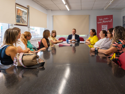 Signem un curs més els convenis per a la subvenció dels llibres de text i el material autoeditat amb les AFA i els equips directius dels centres escolars d'Abrera