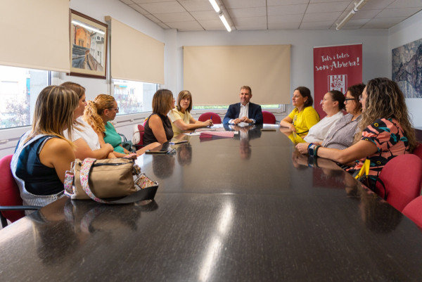 Signem un curs més els convenis per a la subvenció dels llibres de text i el material autoeditat amb les AFA i els equips directius dels centres escolars d'Abrera
