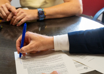 Signem un curs més els convenis per a la subvenció dels llibres de text i el material autoeditat amb les AFA i els equips directius dels centres escolars d'Abrera