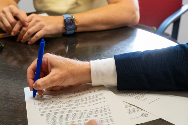 Signem un curs més els convenis per a la subvenció dels llibres de text i el material autoeditat amb les AFA i els equips directius dels centres escolars d'Abrera