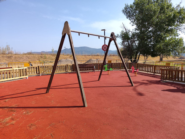 Millorem el parc del Rebato amb la renovació del cautxú, noves tanques i la restauració dels jocs infantils
