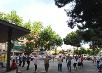 Ballada de sardanes d'Abrera Sardanista a la plaça de Rafael Casanova