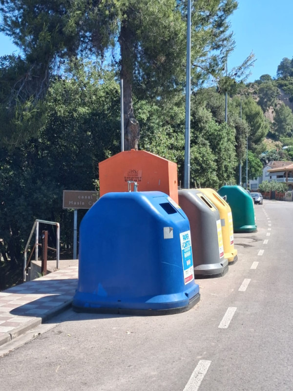 Siguem cívics! Detectem i netegem un nou abocament de residus a la via pública en una zona de contenidors del barri de Can Vilalba