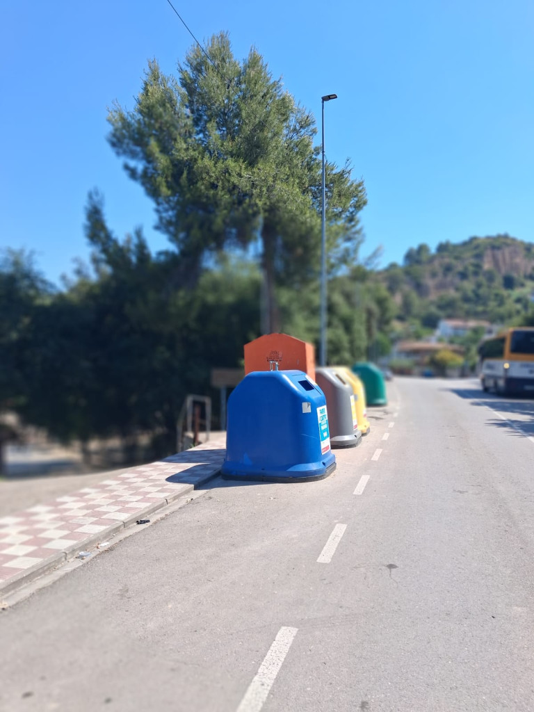 Siguem cívics! Detectem i netegem un nou abocament de residus a la via pública en una zona de contenidors del barri de Can Vilalba