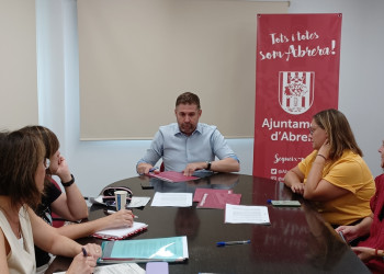 Signem els convenis per a la subvenció dels llibres de text i el material autoeditat amb les AFA i els equips directius dels centres escolars del nostre municipi