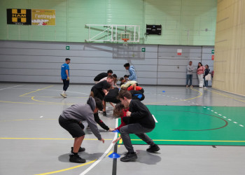 119 nens i nenes de 6è de primària de les tres escoles d'Abrera gaudeixen d'una nova activitat interescolar a l'anella esportiva