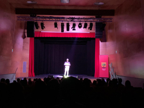 Reactivem la cultura! Un centenar de veïnes i veïns d'Abrera gaudeixen de l'espectacle 'Subliminal' del mag Shado a la Sala Municipal!