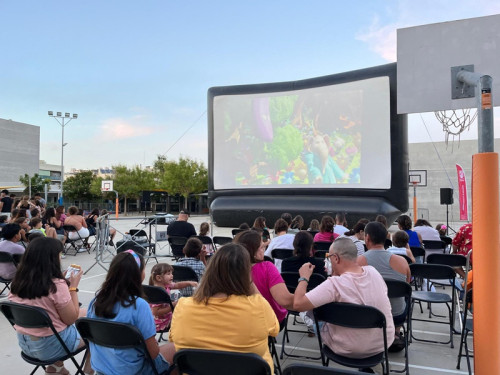 Cloem les activitats 'Can Morral en família', amb la sessió de cinema a la fresca al pati de l'Escola Josefina Ibáñez d'Abrera