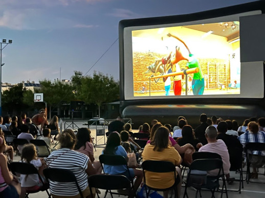 Cloem les activitats 'Can Morral en família', amb la sessió de cinema a la fresca al pati de l'Escola Josefina Ibáñez d'Abrera