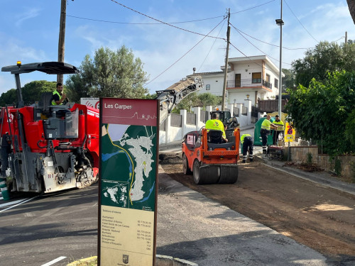 Aquest dimarts 27 de maig estem executant treballs de pavimentació en diversos carrers del barri de Les Carpes d’Abrera, de 8 h a 19 h