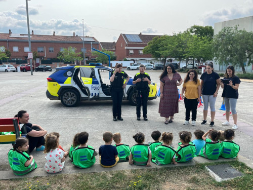 Un curs més, les i els infants de l'Escola Bressol Municipal Món Petit reben la visita de la Policia Local amb l’activitat 'Policia Amiga'