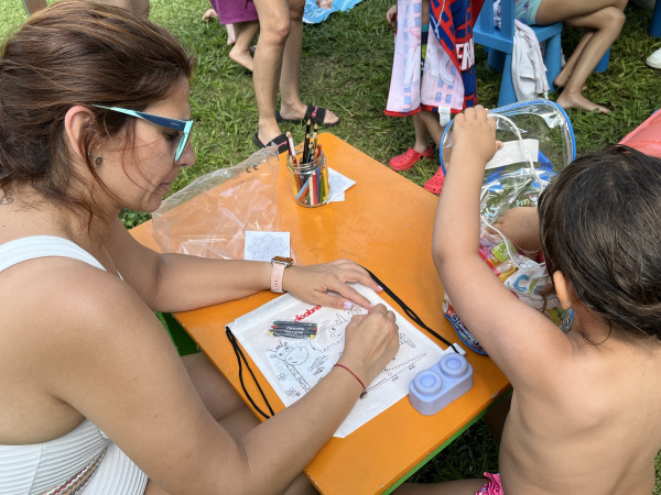 Gaudim de la Biblipiscina a la Piscina Municipal d'Estiu!