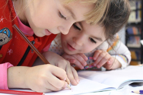 Subvencionem un any més els llibres de text, material autoeditat, l'ordinador o tauleta i els continguts educatius digitals de l'alumnat abrerenc
