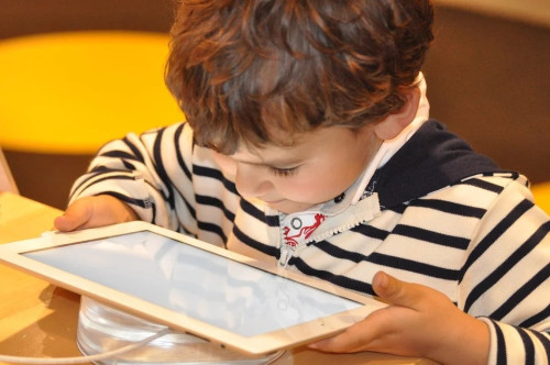 Et proporcionem diferents recursos educatius per continuar aprenent durant el confinament