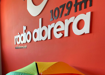 Paraigües LGTBI inclòs al Lot de productes de Ràdio Abrera del Sorteig Festa Major 2021 01