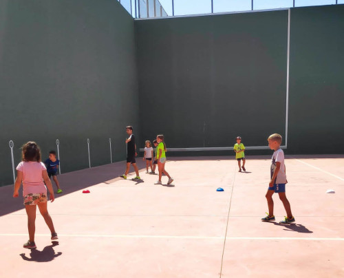 Abrera amb l'esport! Més de 260 infants de 6 a 14 anys han gaudit de l'Escola Esportiva d'Estiu d'Abrera durant el mes de juliol
