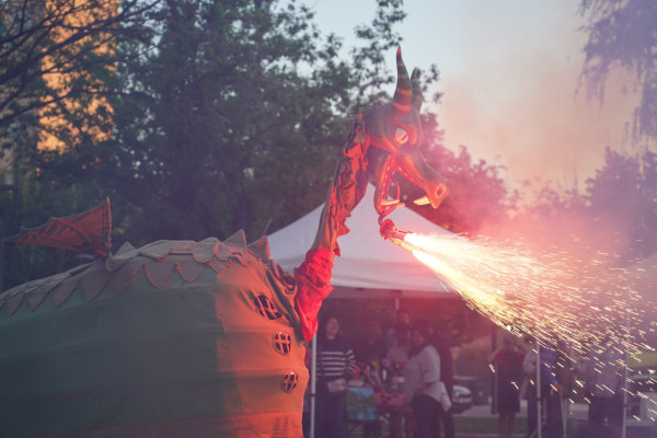 Tornem a gaudir de la diada de Sant Jordi a Abrera, amb autores i autors locals, concursos literaris, fira, lectures i moltes activitats per a tothom!