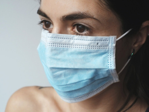 A partir del dilluns, 20 d'abril, les farmàcies repartiran una mascareta gratuïta per persona amb targeta sanitària per la prevenció i contenció del coronavirus