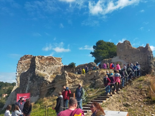 Més de 500 persones han gaudit de la jornada de portes obertes del Castell de Voltrera d'Abrera i el nou mirador de Montserrat d'Abrera