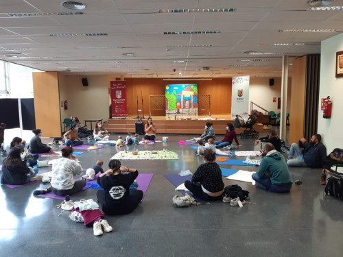 Maternem a Abrera! Dimecres 20 d'abril les famílies van gaudir del taller "Contes sobre la Pell" a càrrec d'Ana Paredes