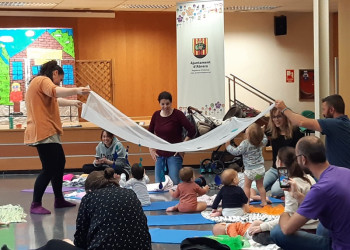 Maternem a Abrera! Dimecres 20 d'abril les famílies van gaudir del taller "Contes sobre la Pell" a càrrec d'Ana Paredes